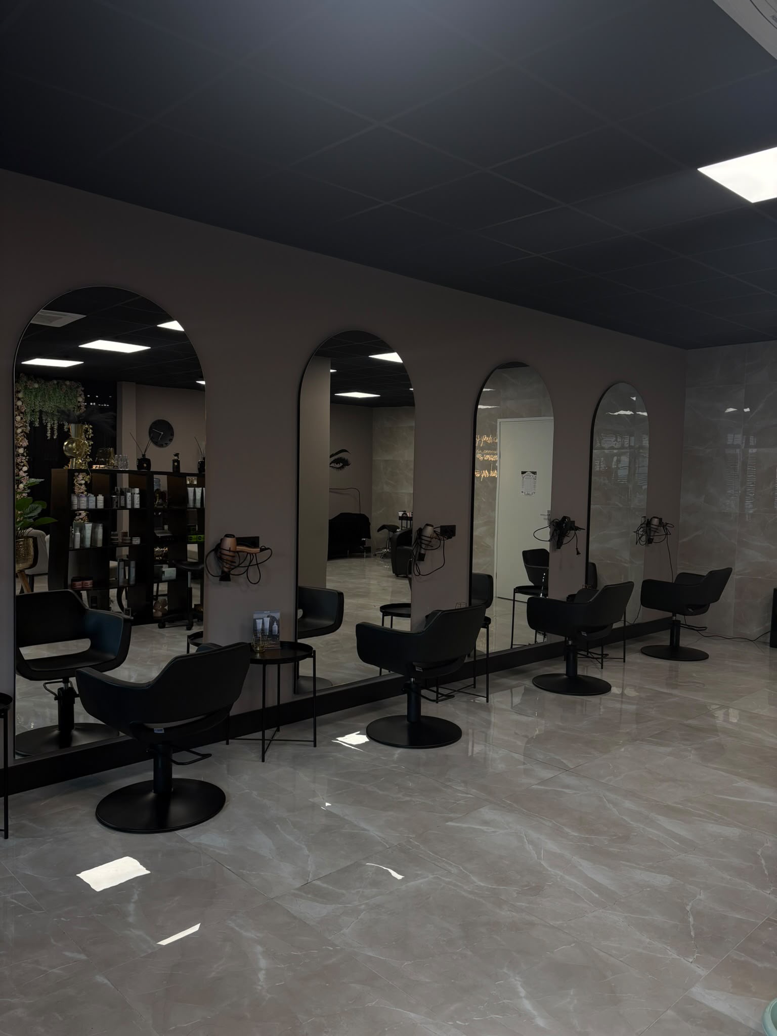 Kappersstoelen met gebogen spiegels in de salon