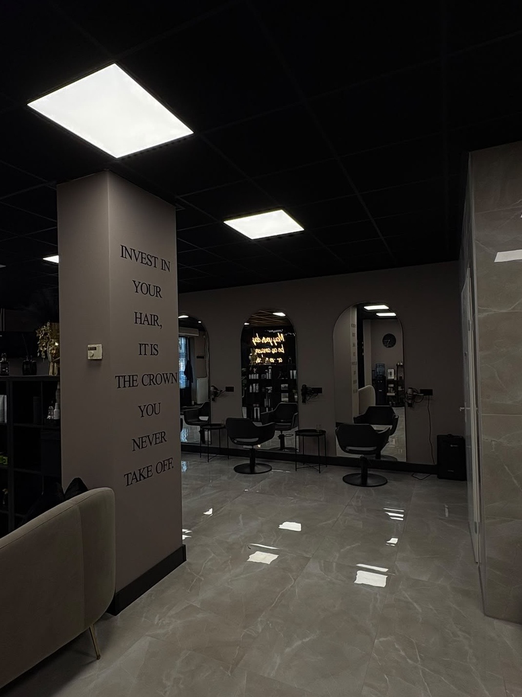 Interieur van de salon met inspirerende tekst op de muur